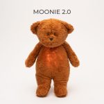 MOONIE 2.0 - THE ORGANIC HUMMING BEAR CARAMEL WITH LAMP