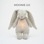 MOONIE 2.0 ORGANIC BUNNY –GRAY– JUCARIE MUZICALA CU SUNETE ROZ SI LAMPA DE VEGHE INCORPORATA