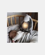 MOONIE THE HUMMING FRIEND SILVER – Bunny - JUCARIE MUZICALA CU SUNETE ALBE SI LAMPA DE VEGHE MOONIE BUNNY SILVER - imagine 4
