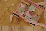 Premergător din lemn cu spațiu de depozitare și blocuri de construit Pink colecția Ocean Little Dutch - imagine 6
