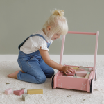 Premergător din lemn cu spațiu de depozitare și blocuri de construit Pink colecția Ocean Little Dutch - imagine 11