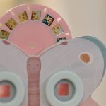 Dispozitiv din lemn cu discuri cu imagini in forma de fluture – Fairy Garden – Little Dutch - imagine 5